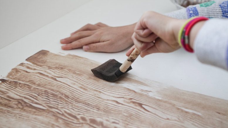 Sử dụng cọ giả gỗ để sơn lên bề mặt tường đánh lừa thị giác